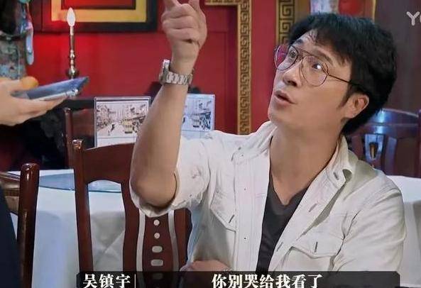 舞台激情燃烧之际，演员怒火与时代印记的交织