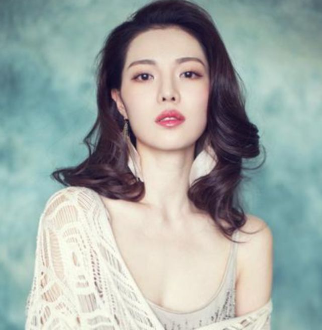 女明星李，从舞台到荧屏的成长之旅——自信与成就感的蜕变之路