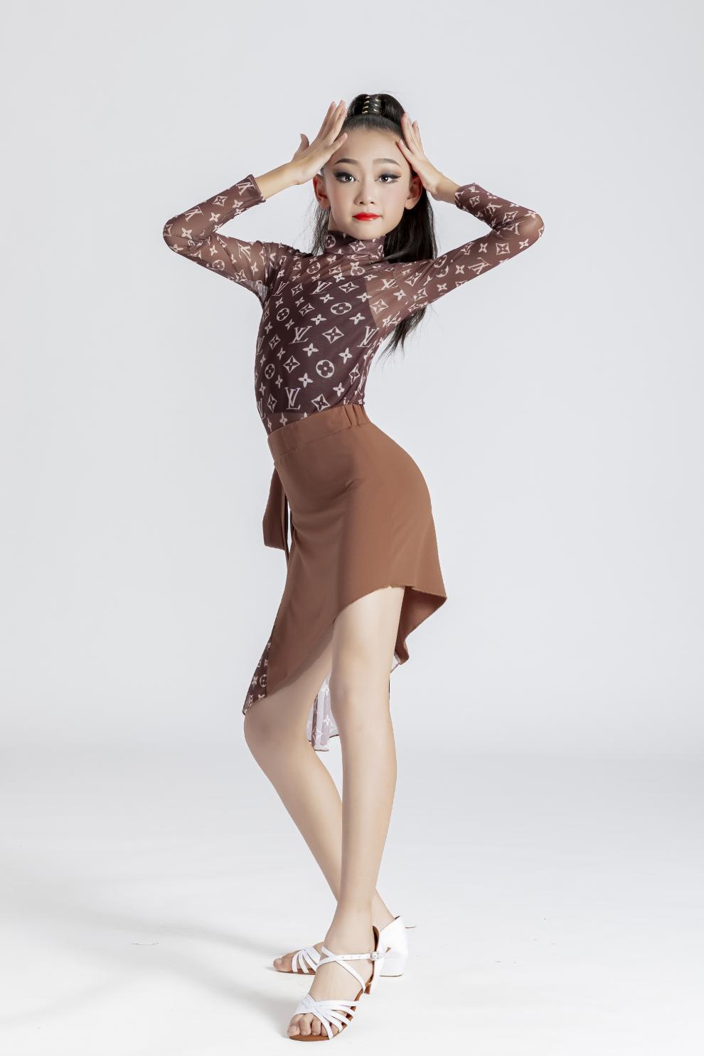 科技时尚拉丁舞比赛服装少女，舞出未来风采